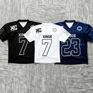 Nueva Camiseta de Fútbol Americano Oversize Estilo Streetwear 2026 con Estampado Gráfico Personalizado del Nombre del Equipo, Ajuste Holgado y Malla Transpirable, Tipo Crop Top - Product Image 3