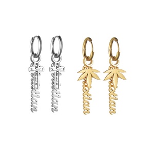 Pendientes de Aro Colgantes Estilo Urbano con Hojas de Arce y Cruz, Chapados en Oro de 18K, Joyería para la Oreja - Product Image 1
