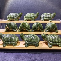 Pas cher Prix Sculpté À La Main Artisanat Xiuyu Serpentine Jade Tortue Cristal Sculptures Animaux Reiki Tortue Fengshui Ornements
