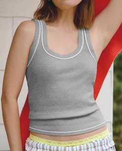 Débardeur à surpiqûres TPU personnalisé pour femmes Débardeur sans manches ajusté en tricot côtelé Gilet aux couleurs contrastées Hauts pour femmes - Product Image 6