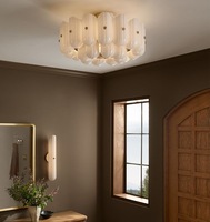 Lustre décoratif moderne de luxe en métal et verre opale blanc en forme de pétale pour projet hôtelier, chambre et salon