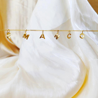 Collar EMANCO con Letra Inicial Texturizada, Cadena Minimalista de Acero Inoxidable con Baño PVD en Color Dorado, Regalo con Nombre para Mujer, Uso Diario