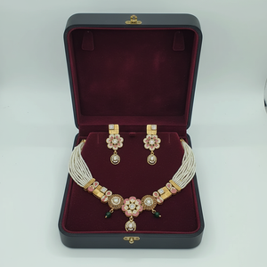 Collier ras-de-cou élégant en meenakari rose avec des brins de perles blanches et des boucles d'oreilles pendantes florales assorties, ensemble de bijoux traditionnels - Product Image 5