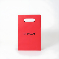 Sac en papier rouge économique avec poignée découpée, sac cadeau en papier avec logo UV, sac en papier avec boîte rouge et processus de gaufrage