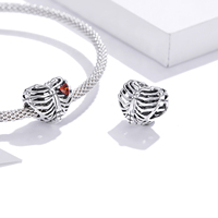 Breloque en forme de cœur plaquée argent avec incrustation de zircon rouge, cadeau romantique pour homme et femme