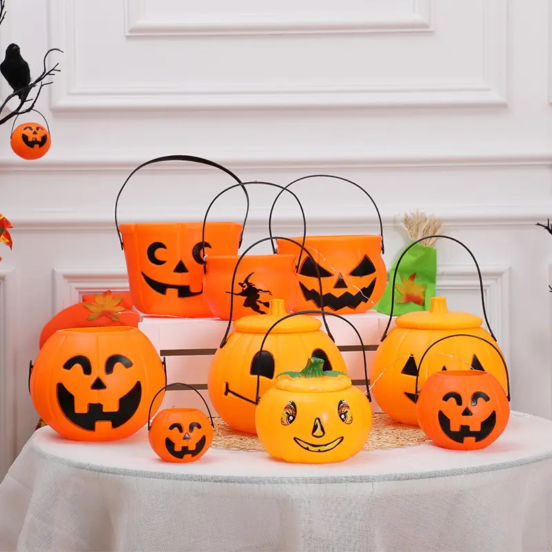 Scène de Jack-O-Lantern d'Halloween décorée d'une variété d'expressions Décorations de citrouille farfelues Bougeoir évidé