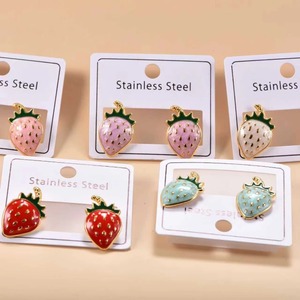 Boucles d'oreilles clous fraise émaillées colorées et mignonnes pour femmes, bijoux fantaisie plaqués or, cadeau idéal - Product Image 3