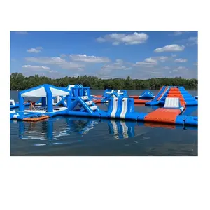Parc aquatique peralatan mainan air gonflable untuk anak-anak kursus rintangan air kustom taman air mengambang tiup