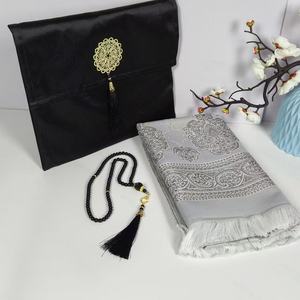 Set Regalo Tappetino da Preghiera Islamico in Velluto Yaseen con Suren del Corano - Poliestere Lavabile con Base Rivestita in PVC 70x110cm per Musulmani Eid - Product Image 6