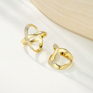 แหวนสแตนเลสสตีลหรูหรา ดีไซน์ไขว้ ประดับเพชร CZ สีทอง แหวนแต่งงานบางเฉียบ สำหรับงานแต่งงานสุดโรแมนติก - Product Image 3