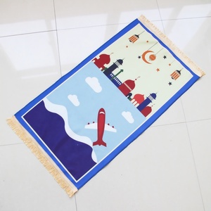 Alfombra de oración musulmana para niños pequeños, de diseño nuevo, con estampado brillante, antideslizante, plegable, adecuada para viajes al aire libre y camping. - Product Image 1