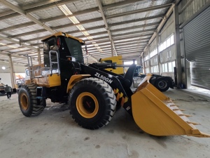 Chargeuse sur pneus diesel Lonking ZL50GN jaune, 5 tonnes, capacité de la benne de 3 m, puissance de 162 kW, équipement de construction - Product Image 4