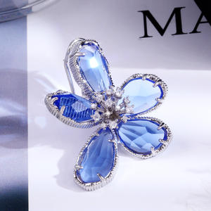 Orecchini a Perno Placcati in Oro Bianco con Fiore, Cristalli Blu e Strass, Gioielli Romantici da Donna per Feste - Product Image 4