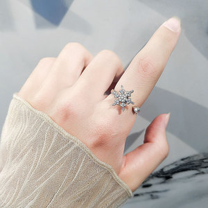 Anillos ajustables giratorios de copro con baño de oro blanco y circonitas pavé, diseño de copo de nieve, joyería antiansiedad y para el nerviosismo para mujer. - Product Image 3