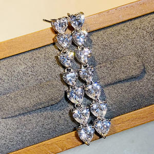 Orecchini pendenti di lusso a forma di cuore con cristalli per donna, placcati in oro bianco, argento 925 con montatura a griffe, gioielli da festa - Product Image 3