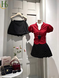 Conjunto de Top con Mangas Abullonadas y Falda Mini con Estampado de Lunares, Cuello en V, Manga Corta, Mezcla de Algodón, Estilo Casual Chic para el Día y la Noche - Product Image 5