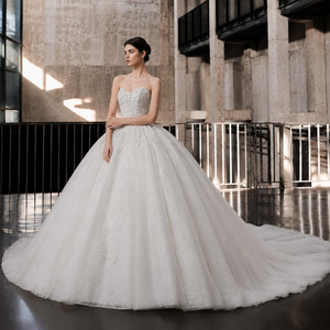 Abito da sposa a ball gown senza spalline con scollo a cuore, pizzo floreale 3D, perle e perline, strascico a cappella, lunghezza a terra, taglie forti, stile principessa - Product Image 2