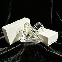Flacon de parfum en verre haut de gamme de 70 ml en forme de diamant avec capuchon élégant à facettes et pulvérisateur à pompe