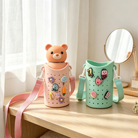 Manchon de protection en silicone personnalisé avec logo de marque, motif dessin animé élégant pour bouteilles d'eau