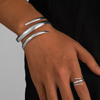 Nouvelle Collection Tendance et Économique : Grand Ensemble de Bijoux Fantaisie avec Bracelet et Bague pour Femme, Accessoire de Main en Gros