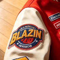 Veste bomber varsity personnalisée de haute qualité, avec logos brodés surdimensionnés, patchs en chenille et manches en cuir avec corps en laine