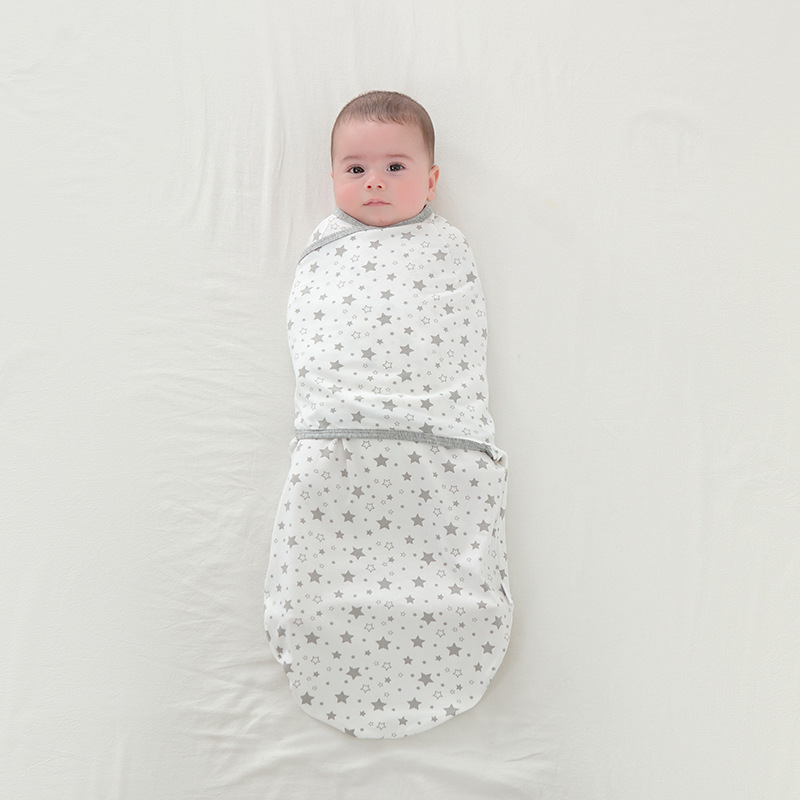 Gigoteuse enveloppante en pur coton, motif étoile grise.