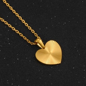 Collar con Colgante de Acero Inoxidable Chapado en Oro de 18K, Diseño de Mariposa/Redondo/Corazón, Cadena Impermeable, Regalos de Joyería para Mujeres y Niñas - Product Image 5