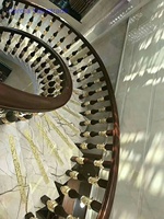 Rampe d'escalier durable en aluminium, bois et laiton Colonnes en acier décoratives spécialement conçues pour les balustrades de villas intérieures