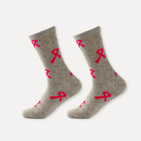 Chaussettes d'équipage inspirantes pour femmes en rose avec le symbole classique du ruban du cancer du sein pour la sensibilisation