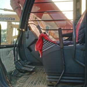 Excavatrice sur chenilles d'occasion Hitachi ZX240H à vendre – Moteur, boîte de vitesses, godet de 1,2 m, poids opérationnel de 24 tonnes - Product Image 5