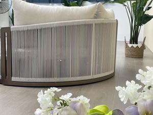 Lit de repos rond en rotin pour l'extérieur avec coussins gris clair, dossier solide, design contemporain, écologique, durable, résistant aux UV, antirouille - Product Image 4