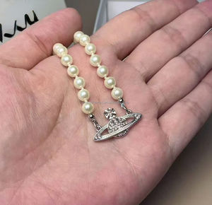 Collar Vvivi Enne West Extragrande con Perlas de Imitación de Cobre, Diamantes Románticos y Planeta Saturno Incrustado, Unisex - Product Image 4