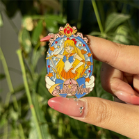 Vente en gros de figurines d'anime Sailor Moon de haute qualité, badges en émail dur, accessoires de dessins animés