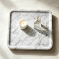 Plateau à thé moderne en marbre blanc Carrara carré pour salles de bain, tables basses et intérieurs de luxe.