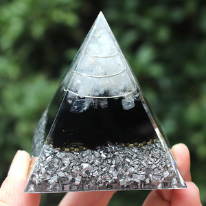Pyramide en résine époxy avec spirales dorées, décoration d'intérieur, ornement de bureau - Product Image 5