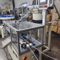 Machine de pose de tubes pour pompes à lotion avec insert de buse à vapeur fine de luxe et de précision ultra-élevée
