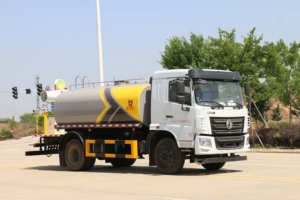 Camion pulvérisateur anti-poussière diesel Dongfeng 4x2 personnalisable, pompe, réservoir d'eau de 12 mètres cubes, norme d'émission Euro 3 pour routes urbaines - Product Image 5