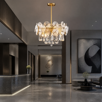Lámpara Colgante LED de Cristal con Diseño de Loto Dorado, con Control Remoto, Tamaño Mediano, Estilo Postmoderno, para Sala de Estar, Hotel, Villa, Venta al por Mayor