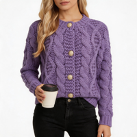 Cardigan en tricot torsadé à col rond pour femme, couleur lavande, texture torsadée épaisse, boutons dorés, coupe ample, manches longues, poignets côtelés, style vintage décontracté