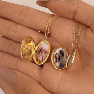 Collar con Colgante Personalizado con Nombre y Foto, Chapado en Oro, Regalo de San Valentín o Cumpleaños para tu Pareja - Product Image 1