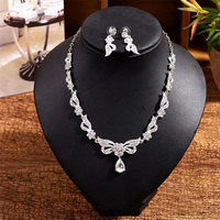 Parure de bijoux de mariée vintage haut de gamme en alliage avec strass étincelants, diadème argenté, colliers à fines chaînes, boucles d'oreilles en cristal goutte d'eau