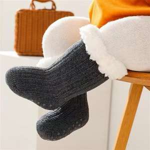 Chaussettes de sol pour enfants en coton super épais Chaussettes doublées Sherpa pour bébé antidérapantes de couleur unie - Product Image 1