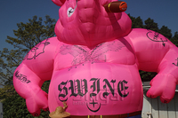 Grand ballon gonflable personnalisé de 5 m, en forme de cochon rose géant avec cigarette, pour la décoration de scène musicale et de fêtes.