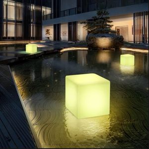 Lampe flottante cube <span class=keywords><strong>LED</strong></span> RGB IP68 rechargeable en plastique de 30 cm pour piscines, chaises, orbe pour piscines au <span class=keywords><strong>sol</strong></span>, décoration de fête - Product Image 1