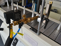 Machine de traitement à la flamme continue pour bouteilles et gobelets en plastique