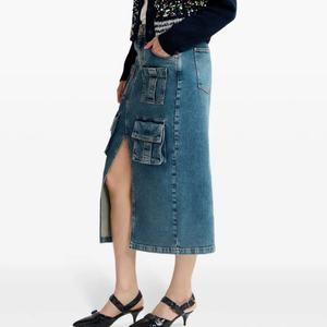 Jupe longue en jean cargo taille haute pour femme avec fentes avant et poches à soufflets, personnalisable avec marque privée – Collection été très prisée - Product Image 4