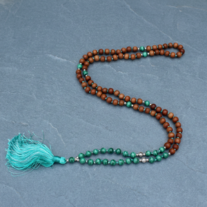 Collier de perles Mala 108 en Aventurine Verte et Bois de Santal, noué à la main, en pierres précieuses - Product Image 6