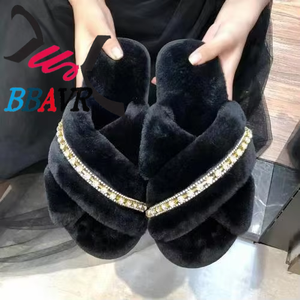 Venta al por mayor: Nuevas pantuflas de invierno con cadena de colores cruzados, diamantes brillantes, a la moda, para interiores, antideslizantes, cálidas, suaves, peludas, con puntera de TPR. - Product Image 3