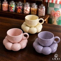 Ensemble tasse et soucoupe en céramique en forme de pétale avec confettis, finition émail brillant trois tons, pour kiosque de pâtisserie LEXI