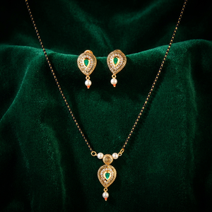 ชุดเครื่องประดับทองชุบดีไซน์สวยงามคลาสสิกแบบ Kundan Mangalsutra ประดับคริสตัลและเพชรเทียมสำหรับผู้หญิง - ของขวัญงานแต่งงาน 350456 - Product Image 3